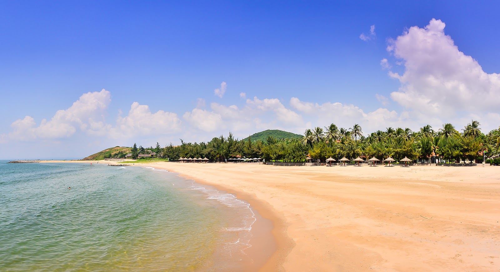 Φωτογραφία του Phu Hai Beach με μακρά ευθεία ακτή