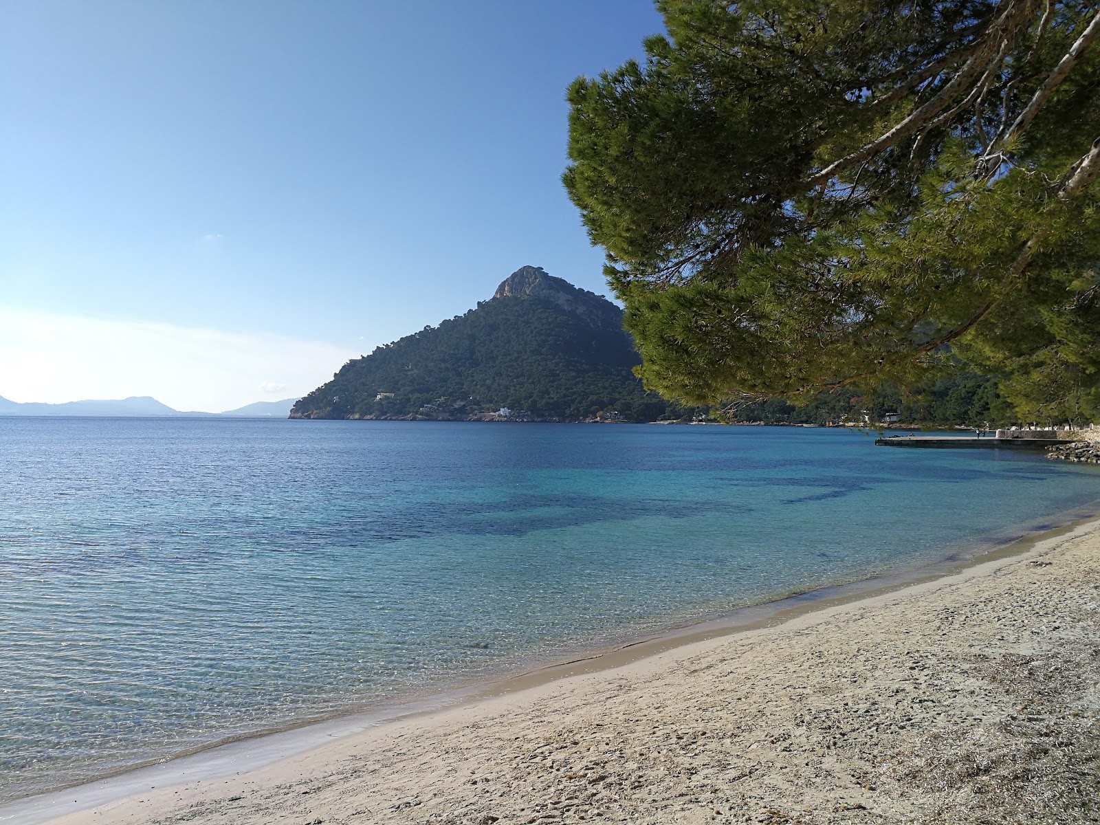Foto von Formentor Strand mit feiner beiger sand Oberfläche