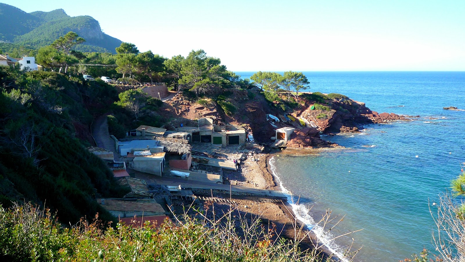 Foto av Playa Puerto des Canonge med blå rent vatten yta