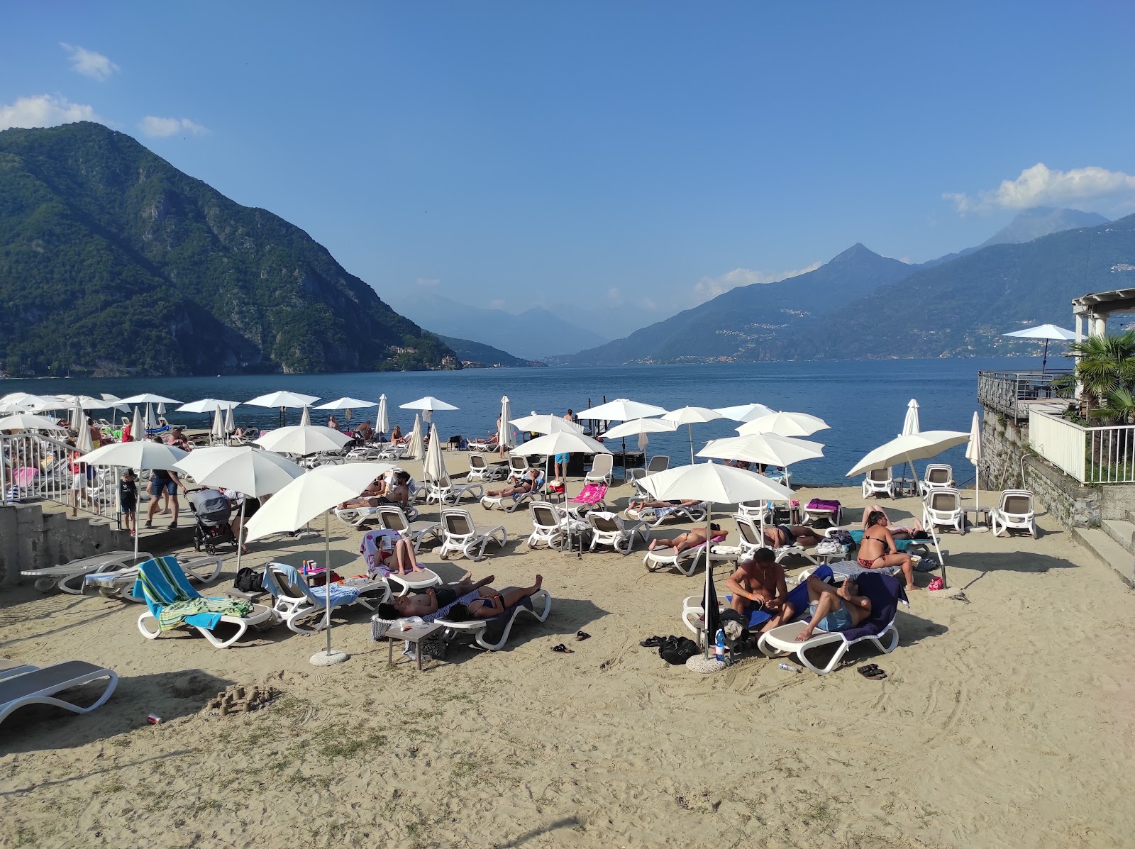 Victoria Beach Menaggio'in fotoğrafı düz bir kıyı şeridi ile birlikte