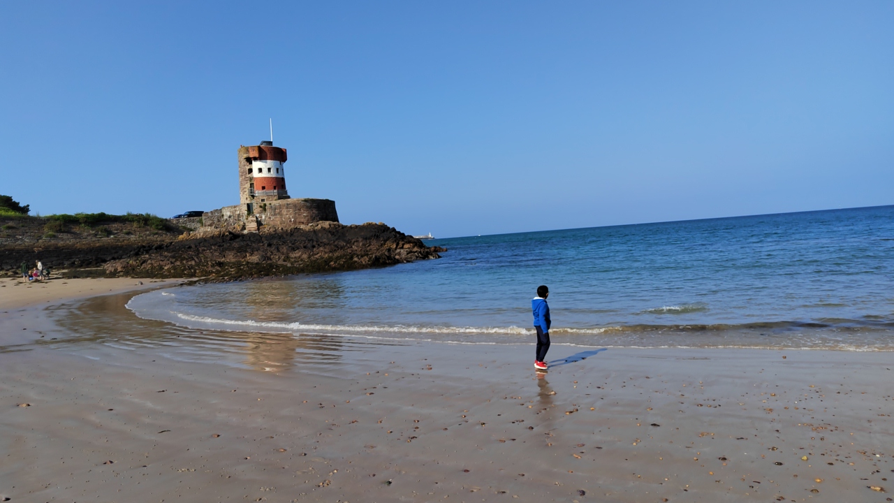 Foto von Archirondel Beach umgeben von Bergen