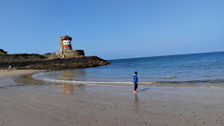 Foto von Archirondel Beach umgeben von Bergen