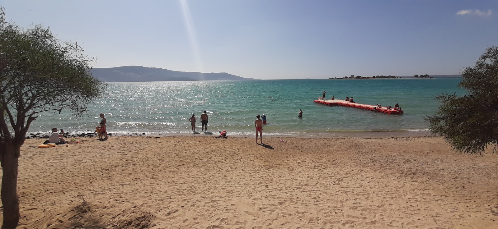 Kerem beach II的照片 带有碧绿色水表面