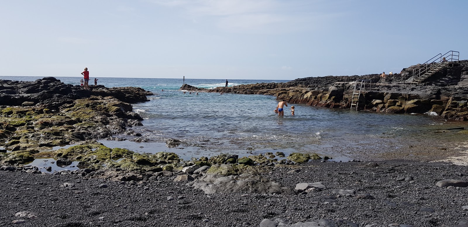 Playa del Roquillo的照片 带有蓝色的水表面