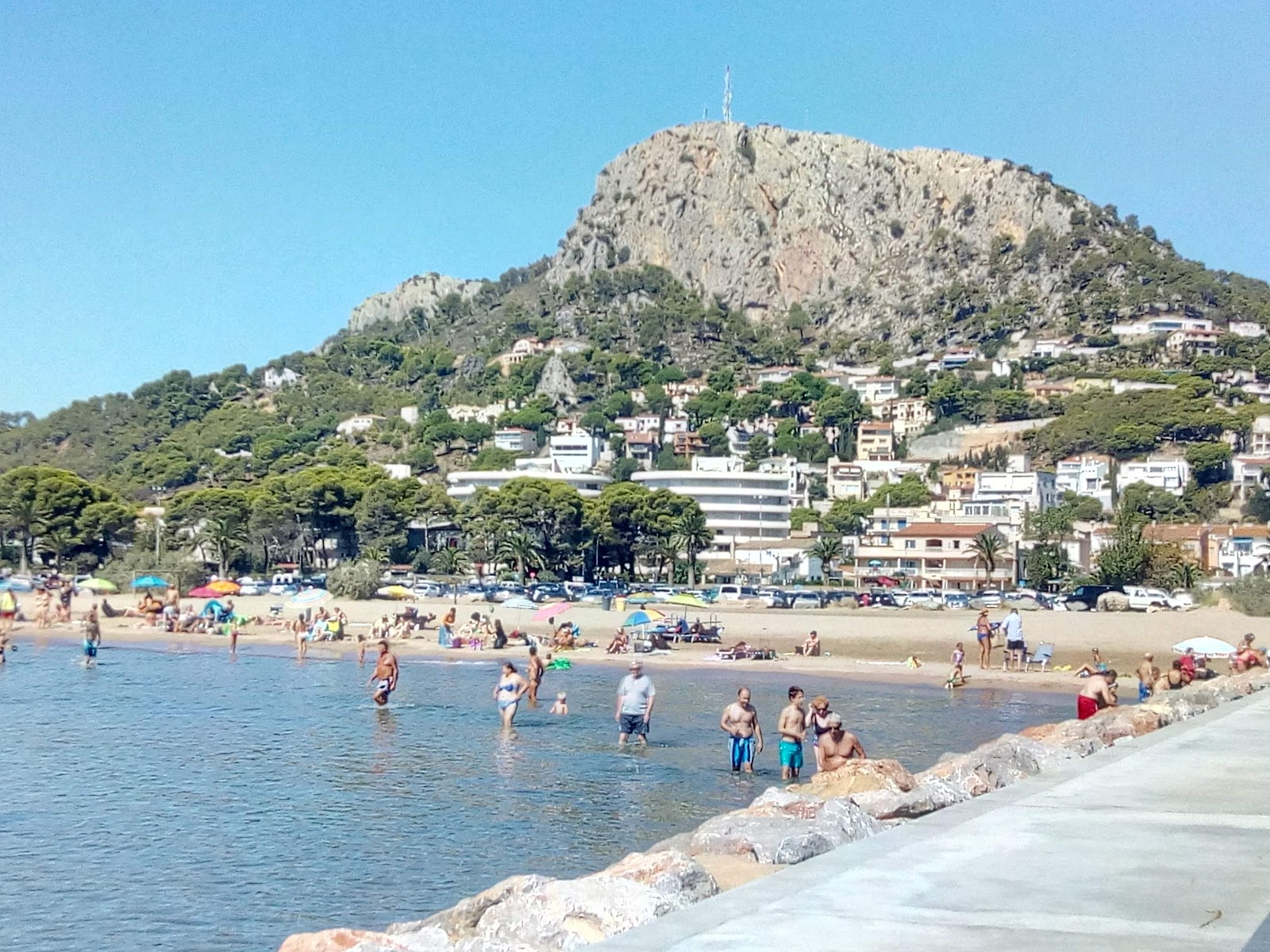 Foto di Spiaggia di L'Estartit con una superficie del sabbia beige