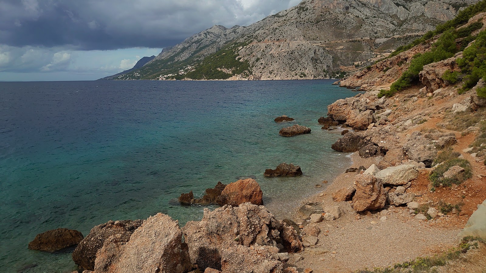Foto di Vruja FKK Beach con una superficie del terreno roccioso