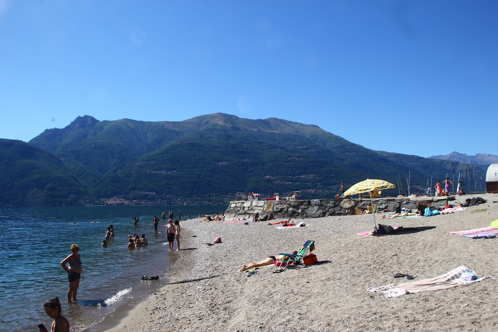 Spiaggia di Bellano的照片 带有碧绿色纯水表面