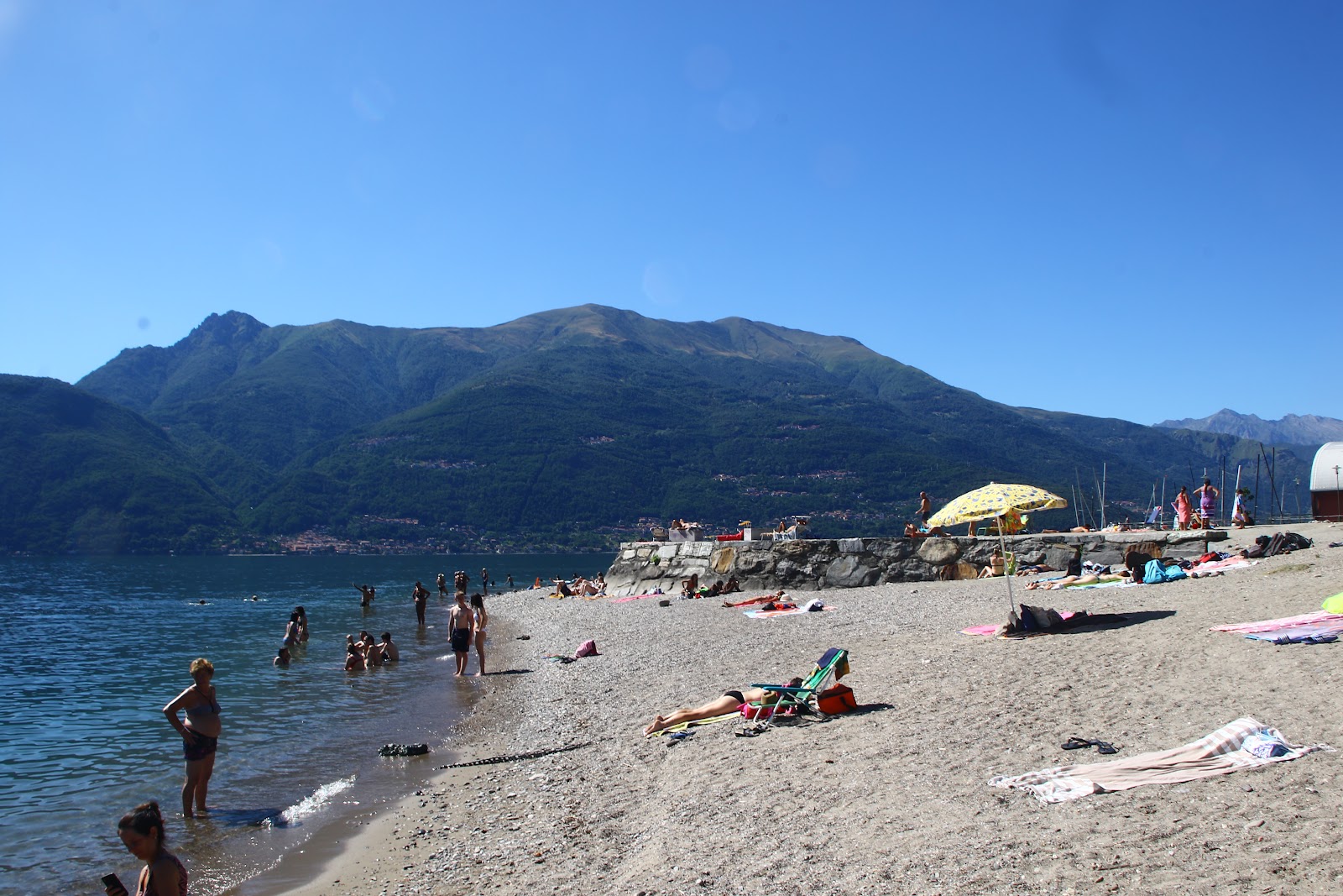 Foto von Bellano Beach mit eine gerade küstenlinie