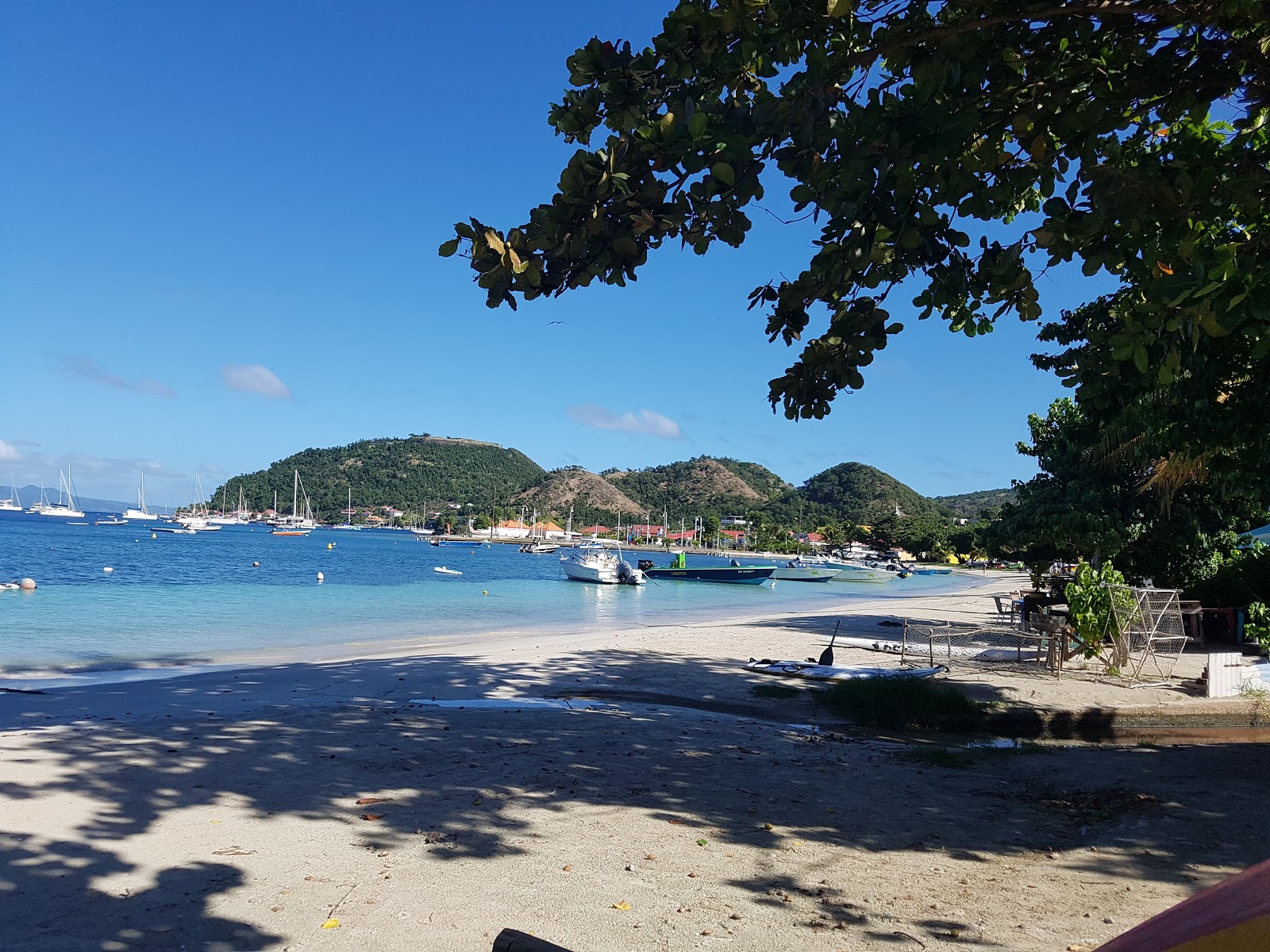 Foto von Anse du Fond Cure Beach und die siedlung