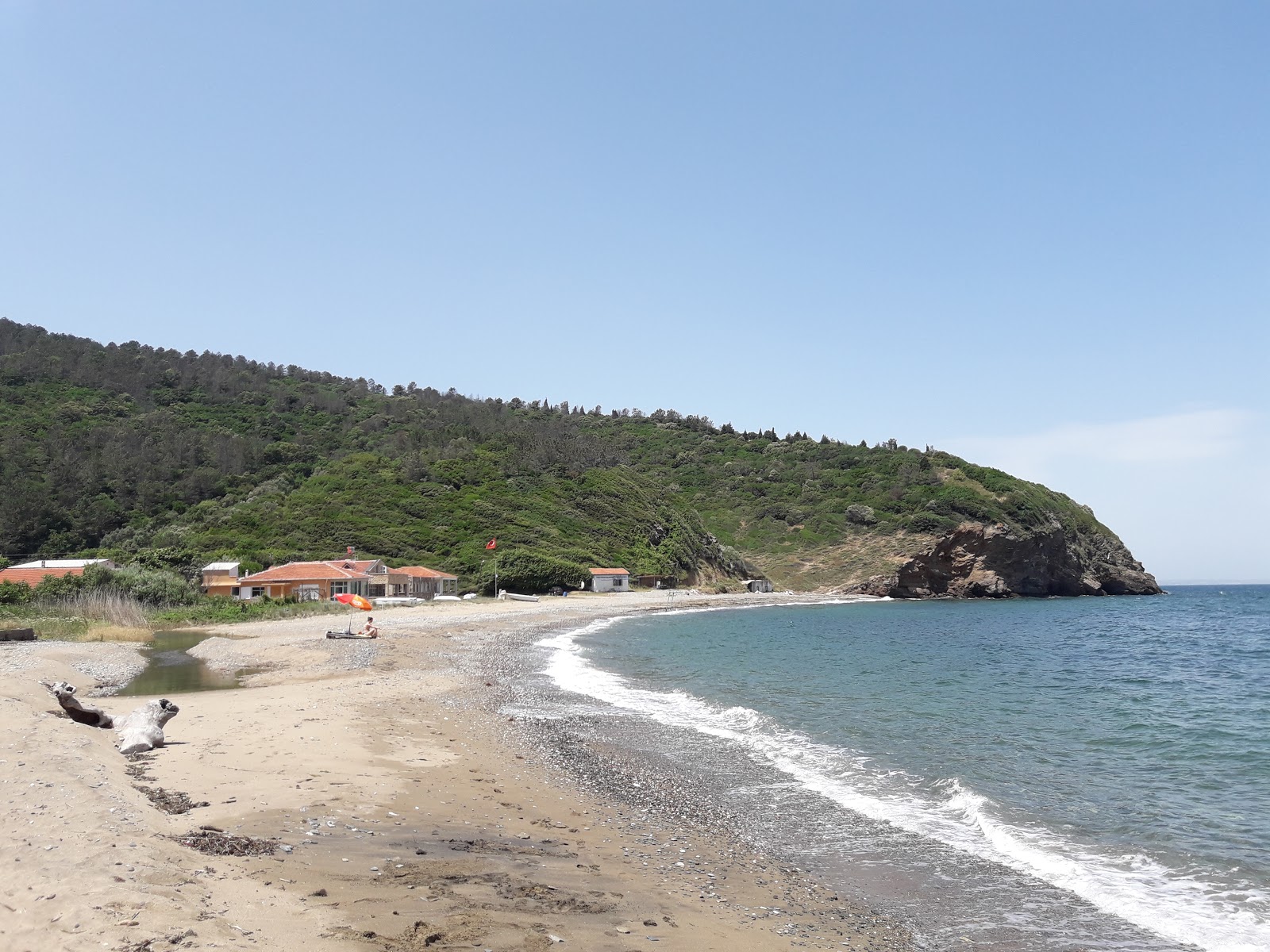 Zdjęcie Gureci beach z powierzchnią piasek z kamykami