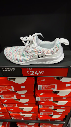 Clothing Store «Nike Factory Store», reviews and photos, 3905 Eagan Outlets Pkwy #200, Eagan, MN 55122, USA