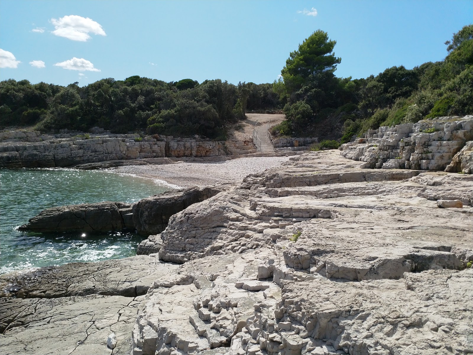 Fotografie cu Shkolich beach II și peisajul său frumos