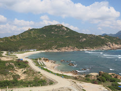 Photo de Chuong Beach entouré de montagnes