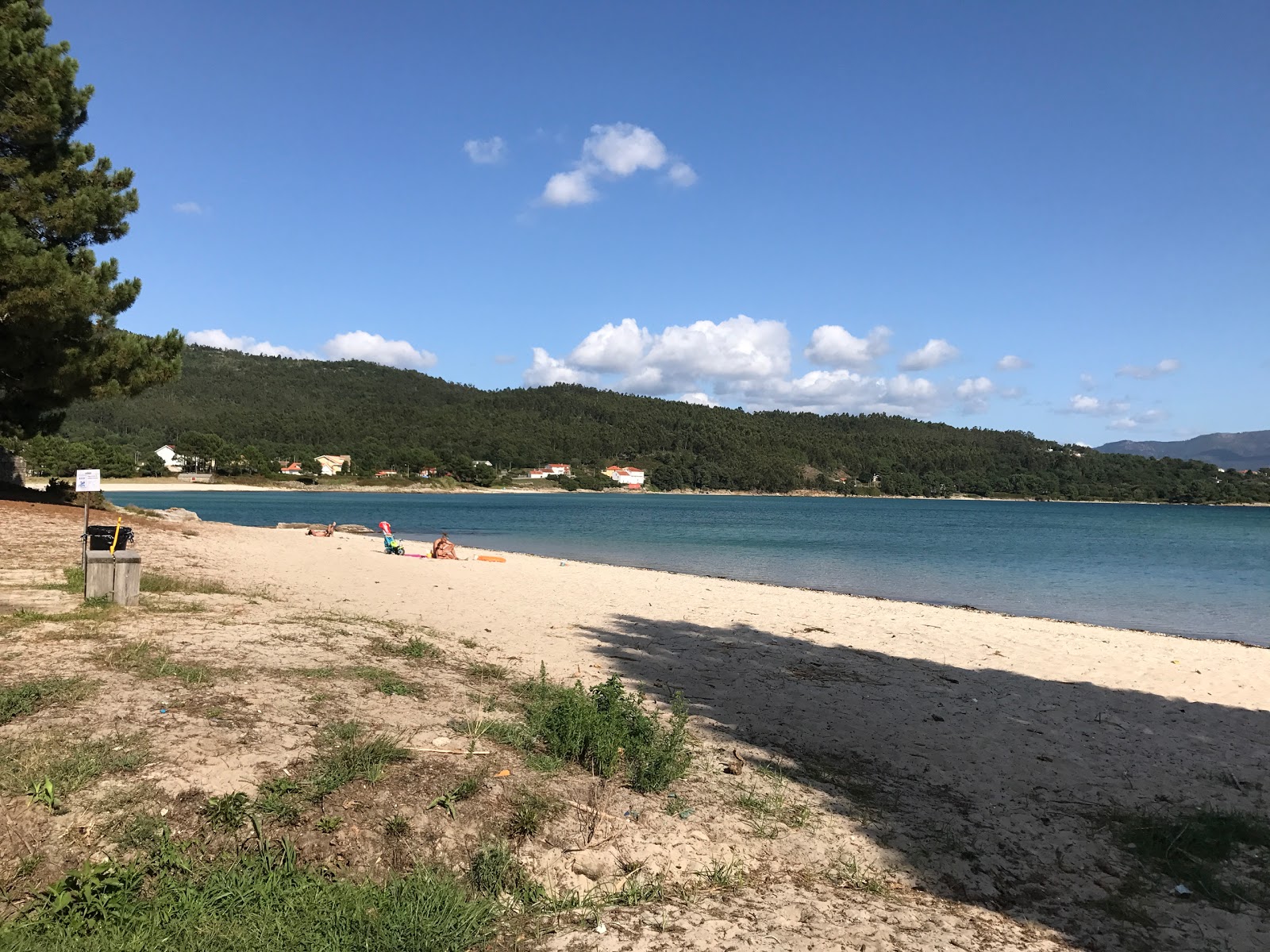 Foto di Praia de Linares con una superficie del sabbia beige