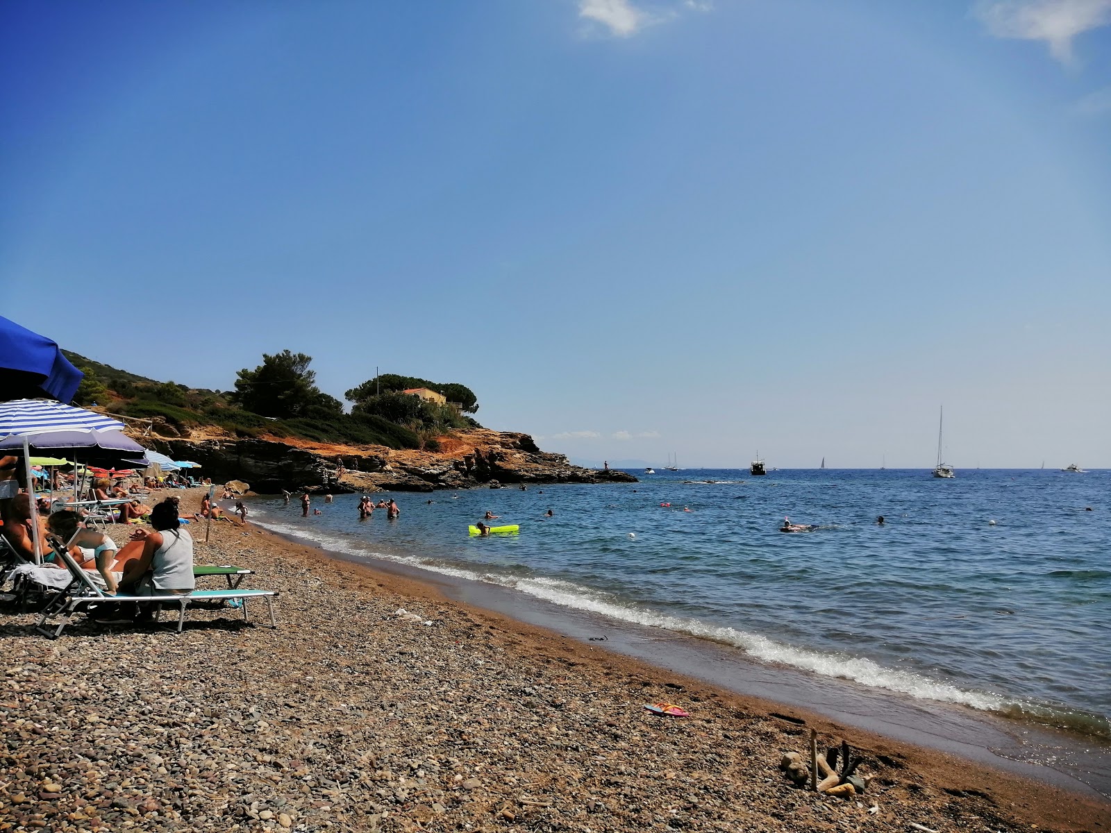Spiaggia di Reale - Porto Azzurro'in fotoğrafı - rahatlamayı sevenler arasında popüler bir yer