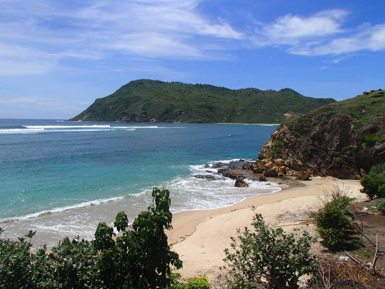 Foto de Tebuak Beach con arena beige superficie