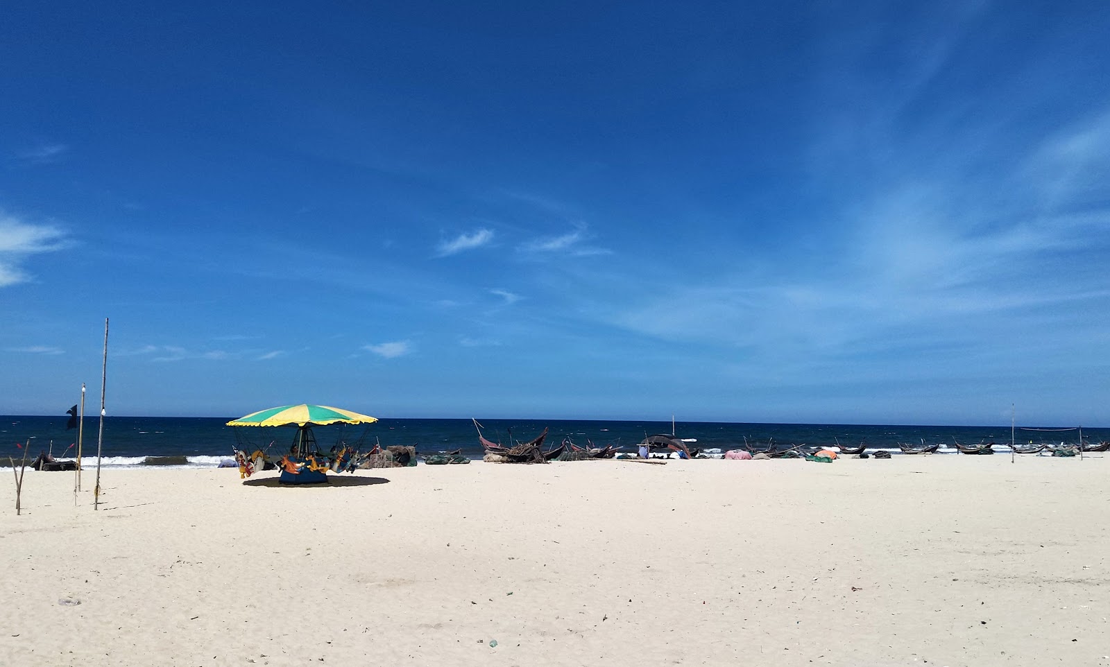 Foto di My Thuy Beach con una superficie del sabbia beige