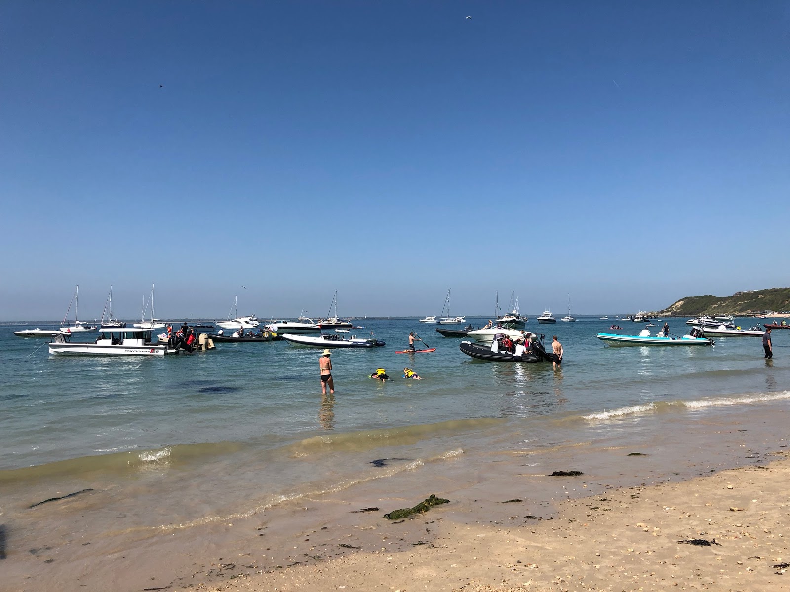 Foto van Totland Beach omringd door bergen