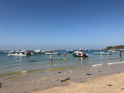 Foto de Totland Beach rodeado por montanhas
