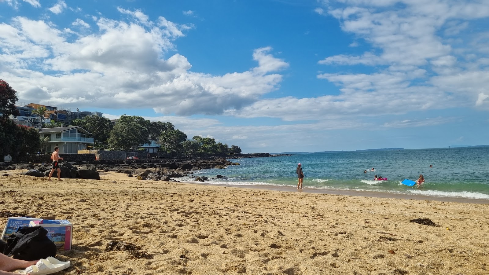 Fotografie cu Thorne Beach cu o suprafață de nisip beige și pietre