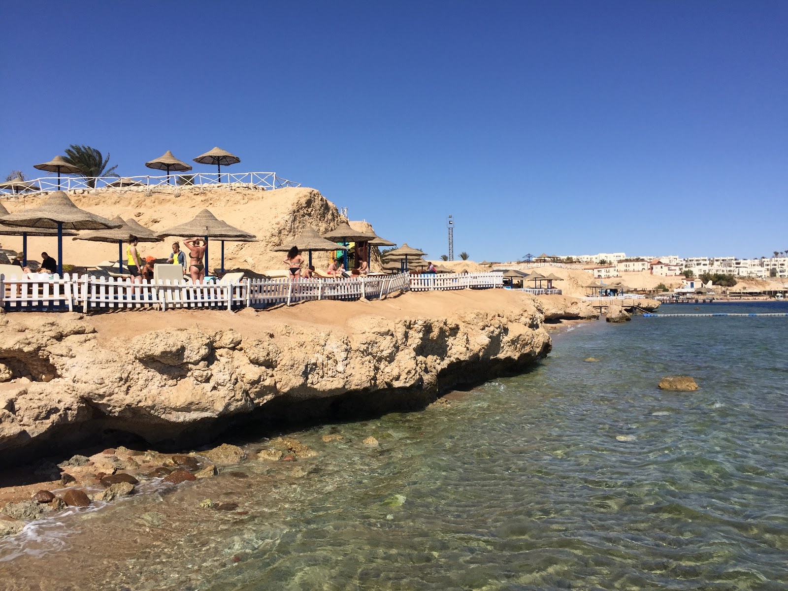 Foto de Pyramisa Beach com água cristalina superfície