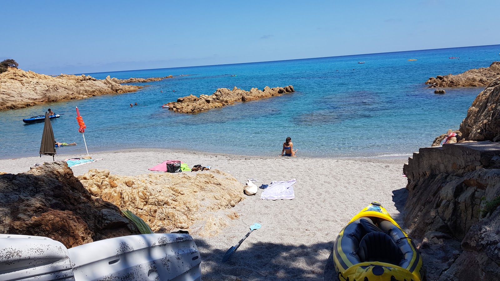 Foto de Spiaggia Di Cala Liberotto zona salvaje