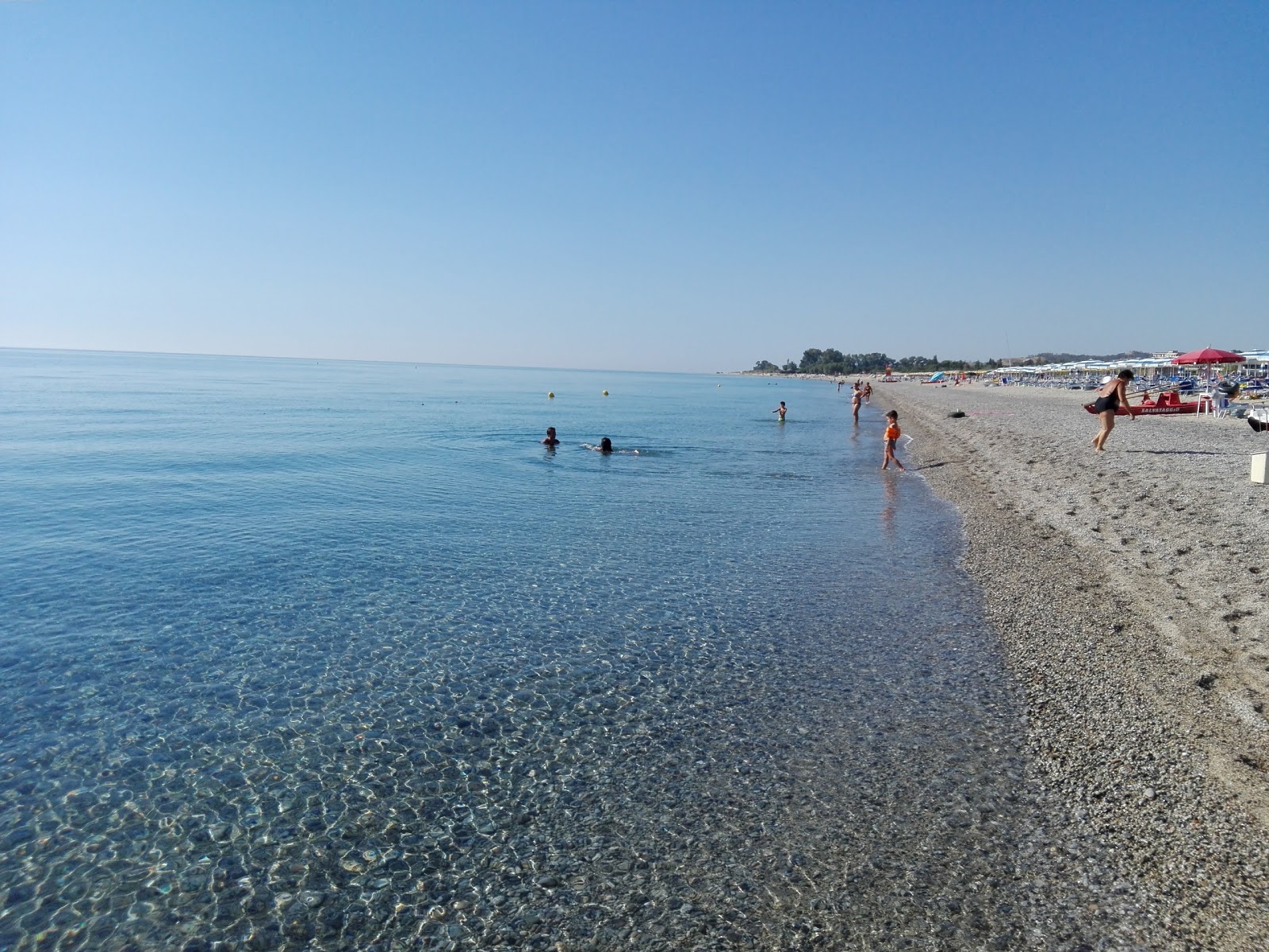 Zdjęcie Badolato Marina Beach z powierzchnią drobny szary piasek
