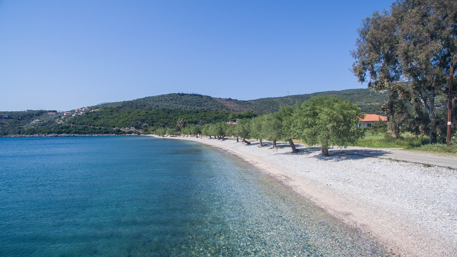 Foto di Razi beach con una superficie del piccoli ciottoli marroni
