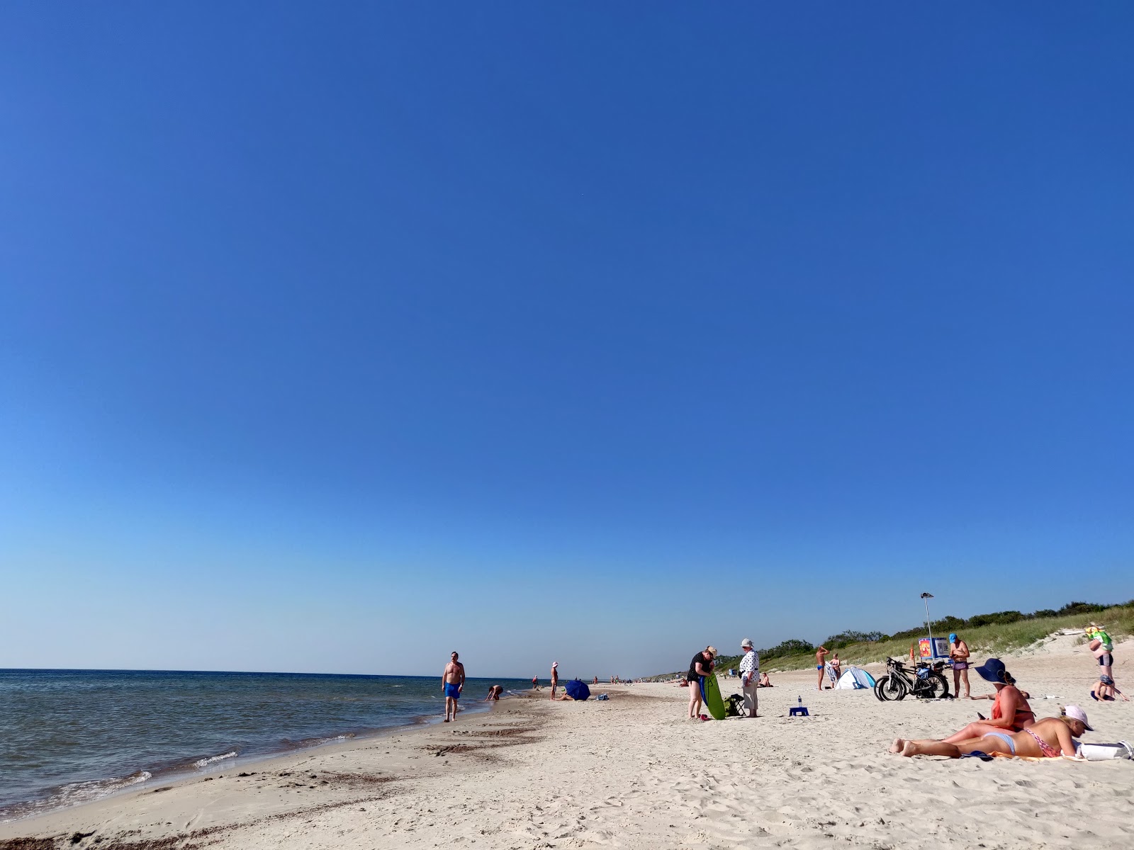 Kora Beach'in fotoğrafı - rahatlamayı sevenler arasında popüler bir yer