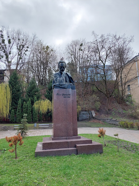 Пам'ятник Іванові Франку ввечері