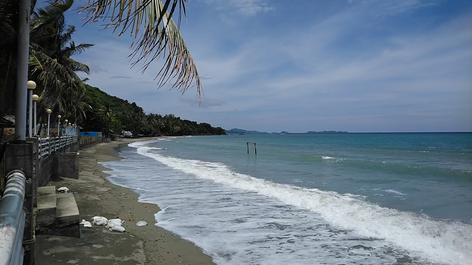 Foto di Linaon Beach con una superficie del sabbia grigia