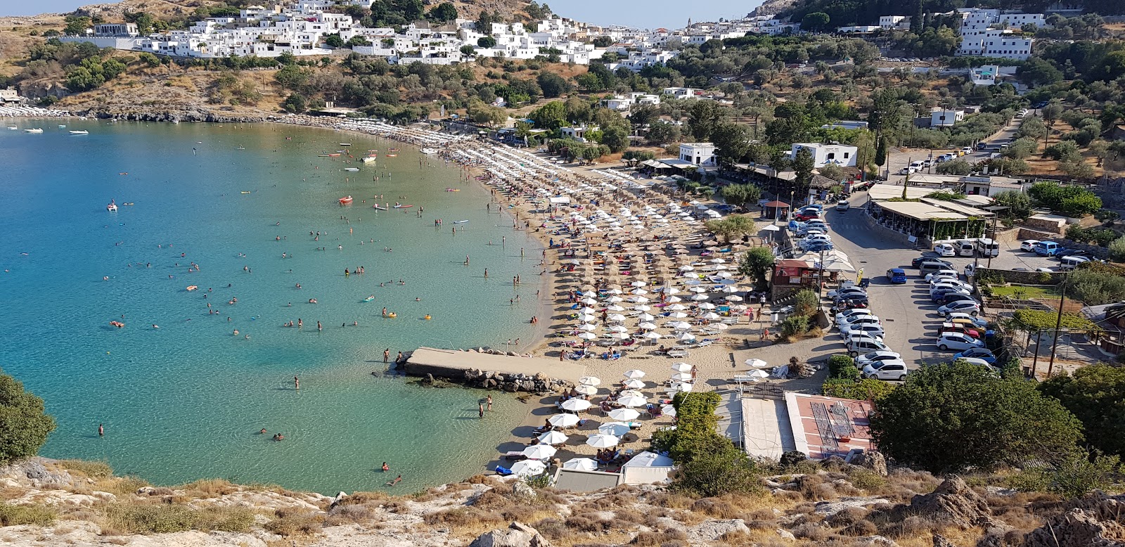 Foto av Lindos stranden omgiven av berg