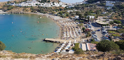 Foto av Lindos stranden omgiven av berg