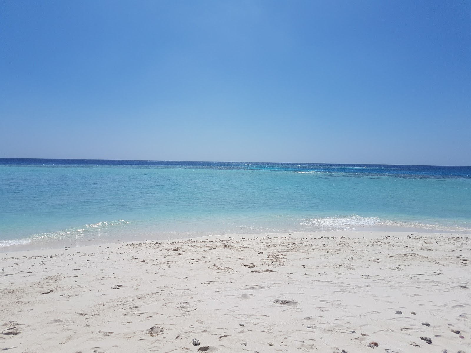 Foto van Magoodhoo Beach met beige zand oppervlakte
