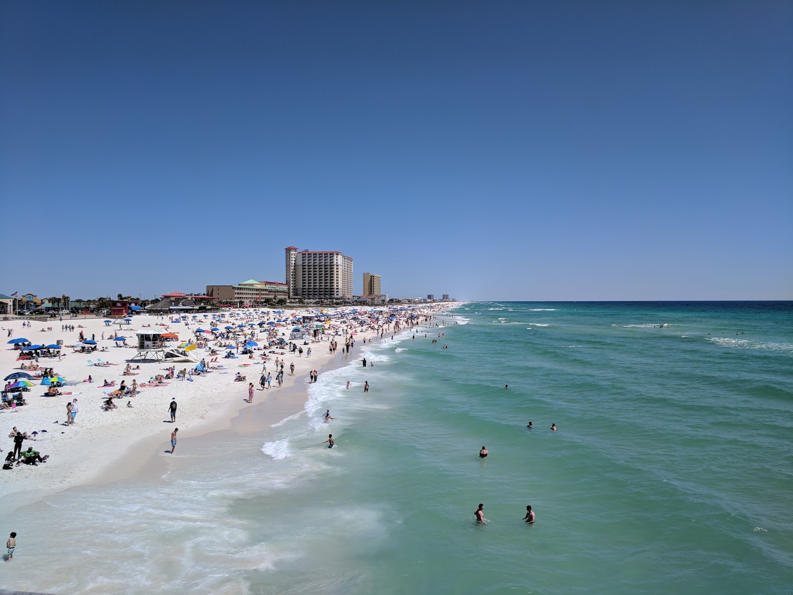 Foto di Pensacola Beach con una superficie del sabbia bianca fine