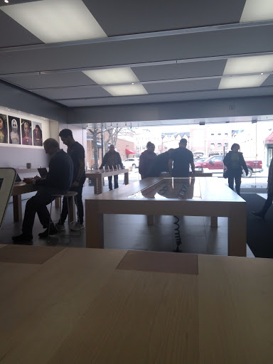 Computer Store «Apple Main Place», reviews and photos, 120 W Jefferson Ave, Naperville, IL 60540, USA