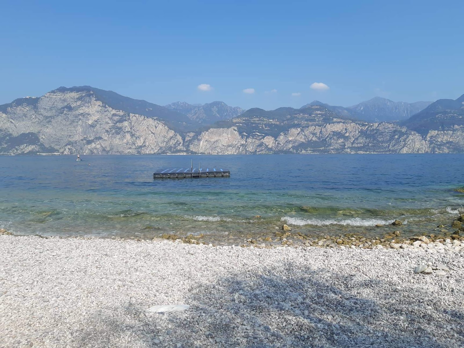 Fotografija Spiaggia via Gardesana in naselje