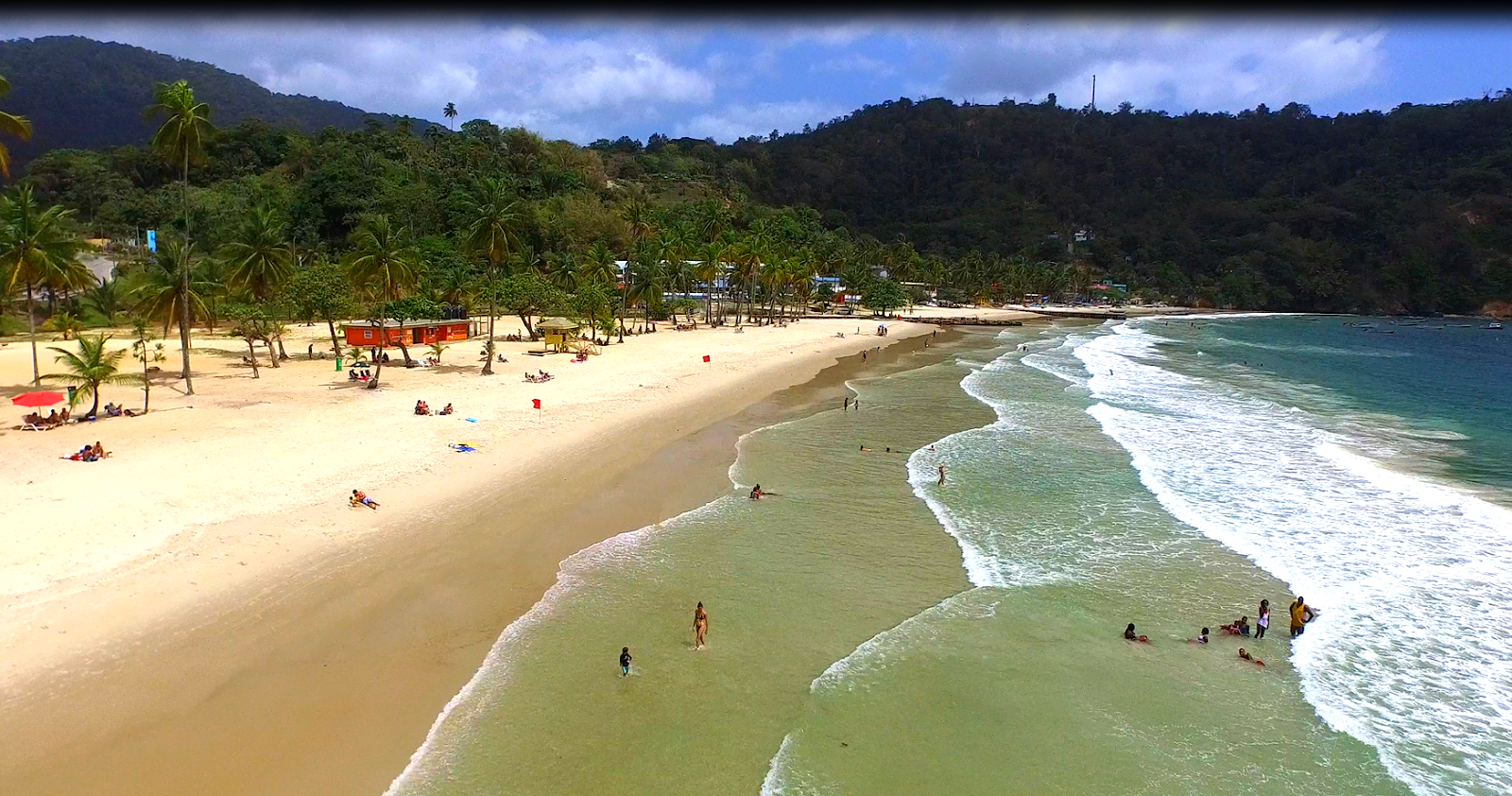 Foto di spiaggia di Maracas con baia media