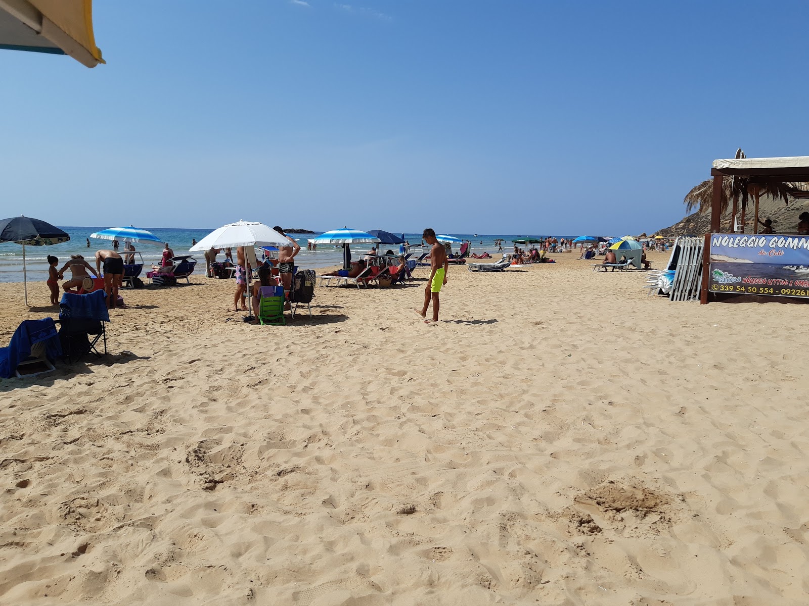Photo de Spiaggia di Capo Rossello protégé par des falaises