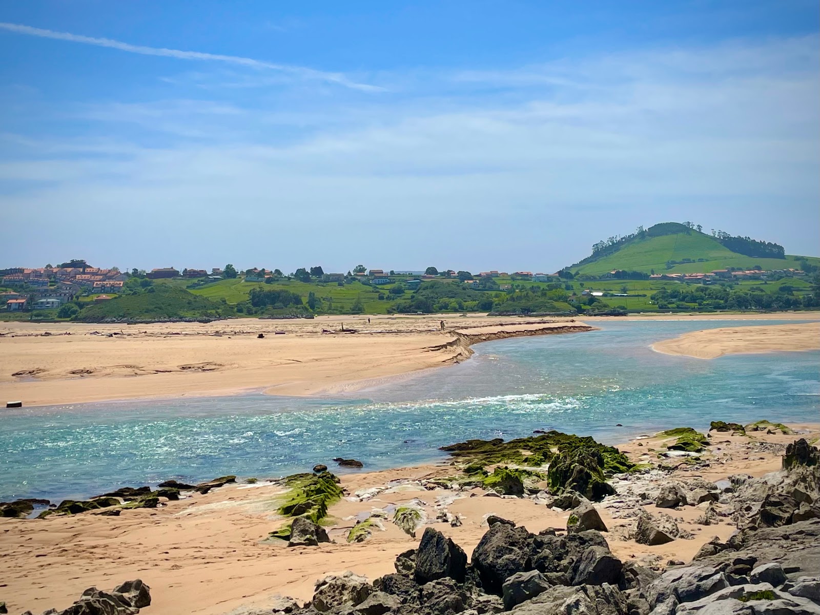 Foto de Playa de la Robayera com areia bege superfície