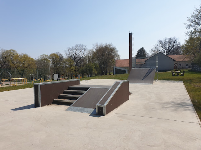 Opinii despre Iskolakerti edzőpark és sportpálya în Tápióság - Sportpálya