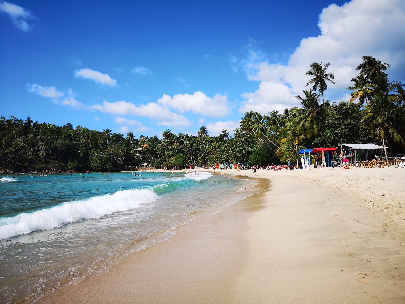Hiriketiya Beach'in fotoğrafı - rahatlamayı sevenler arasında popüler bir yer
