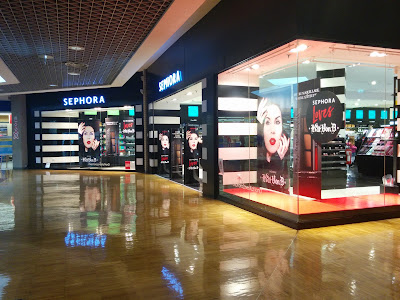 Benefit Cosmetics BrowBar Lounge à Éragny