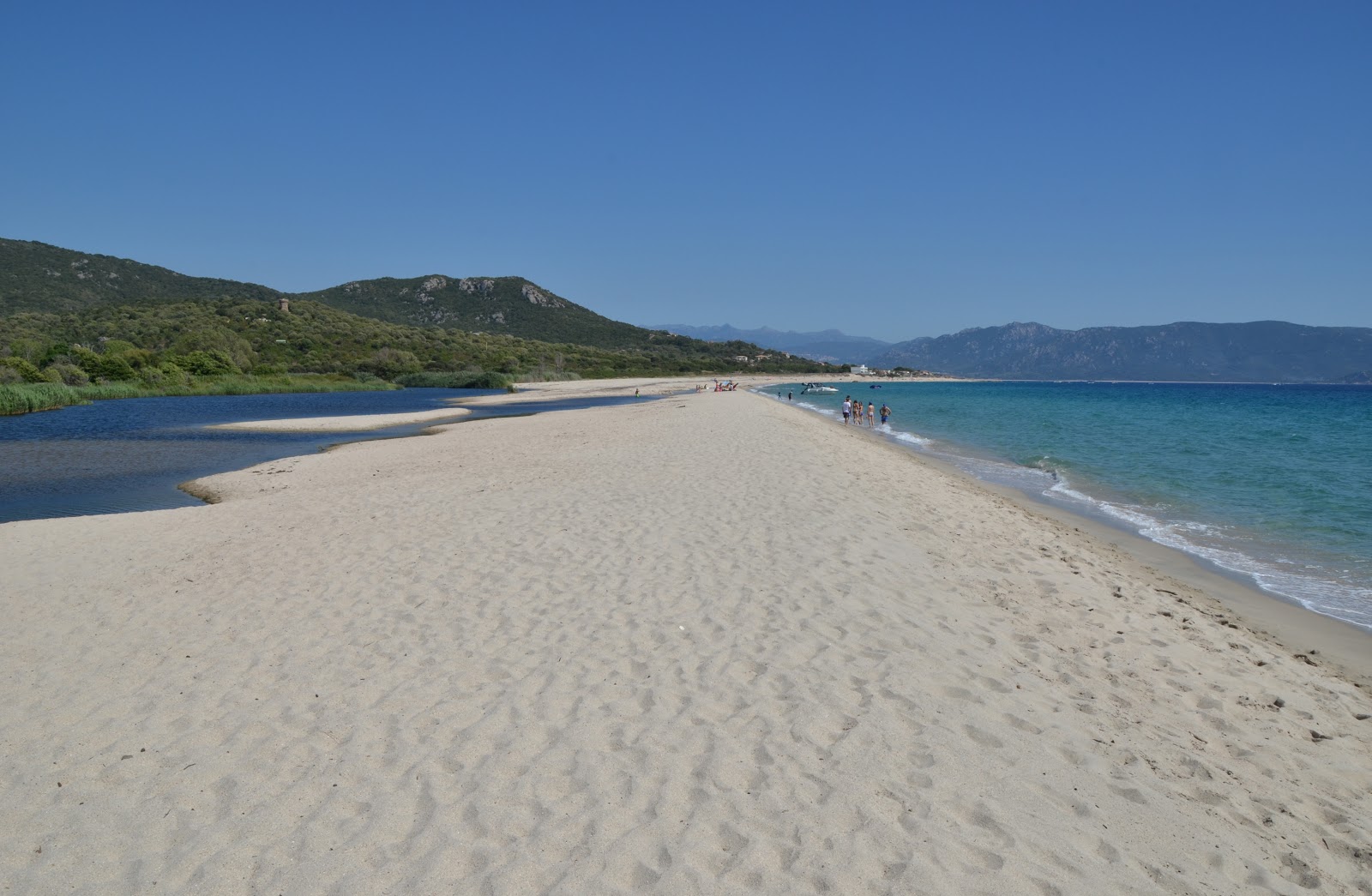 Zdjęcie Tenutella beach z powierzchnią turkusowa czysta woda