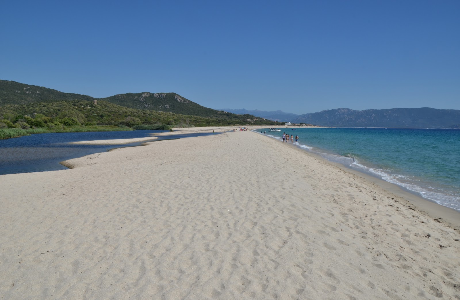 Photo de Tenutella beach avec rivage droit, long