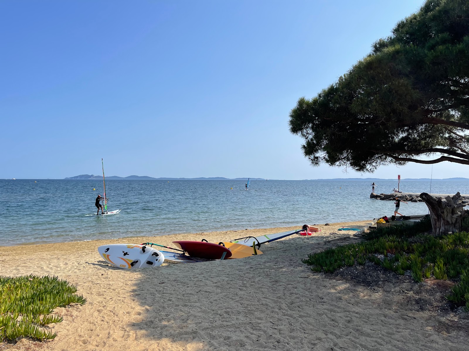 Plage de Pansard'in fotoğrafı - rahatlamayı sevenler arasında popüler bir yer