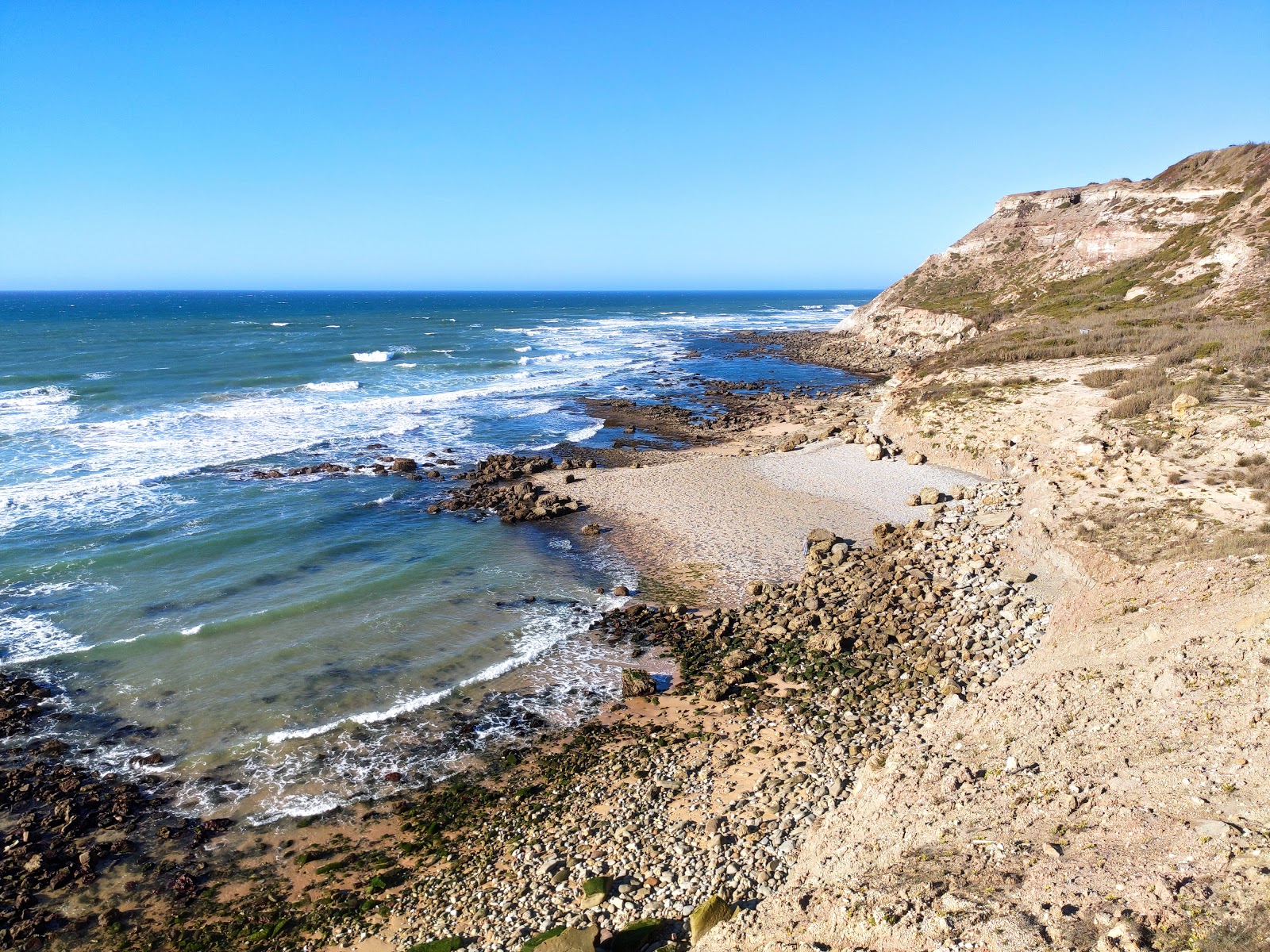 Foto von Praia das Hortas mit beiger sand Oberfläche