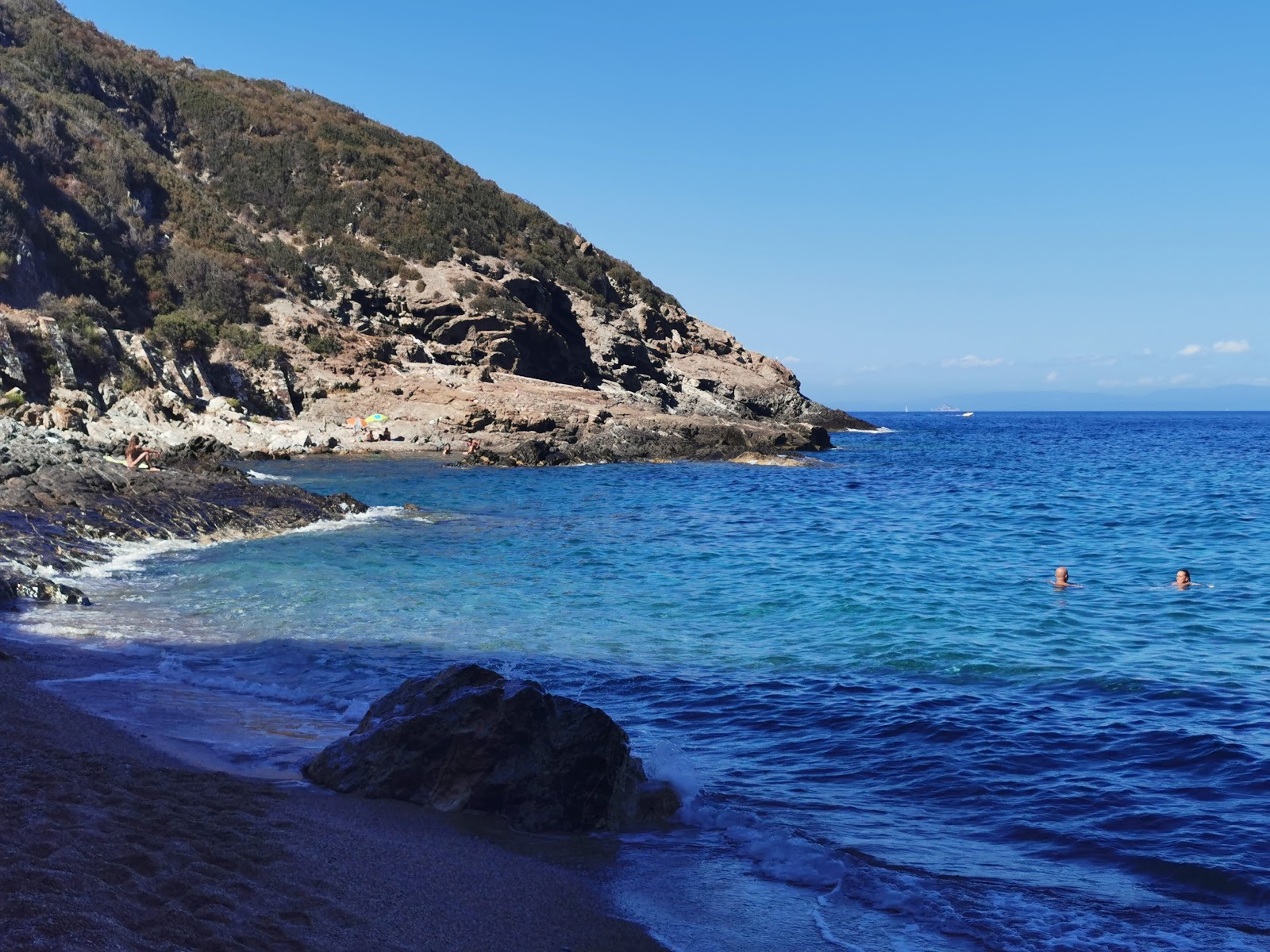 Spiaggia dello Stagnone'in fotoğrafı - rahatlamayı sevenler arasında popüler bir yer