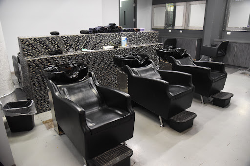 Beauty Salon «Issues Barber & Beauty Salon», reviews and photos, 3958 S Cottage Grove Ave #1, Chicago, IL 60653, USA