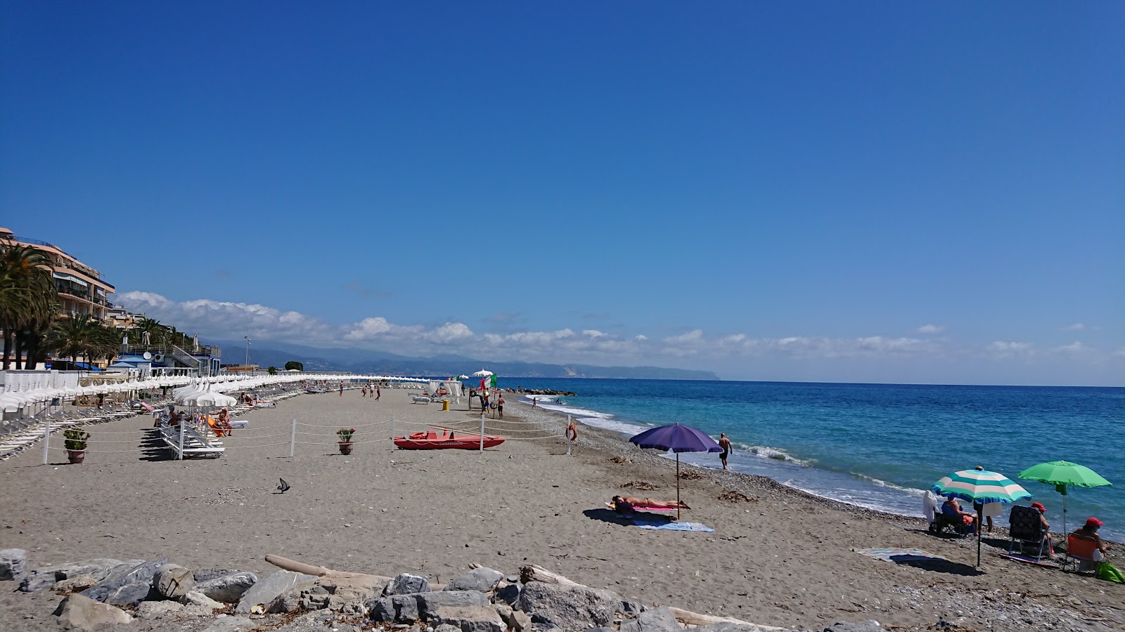 Foto di Spiaggia Albenga con una superficie del sabbia grigia e ciottoli